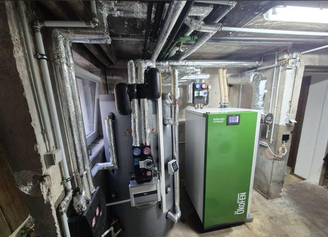 Neue ÖkoFEN-Pelletanlage mit Speicher und Verrohrung in Reichental